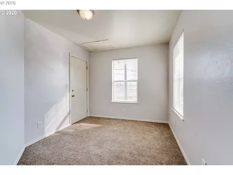 Bedroom - 686 Bethel Dr, Eugene, OR 97402 photo 2 of 2
