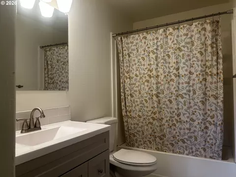 Bath - 686 Bethel Dr, Eugene, OR 97402 photo 3 of 3