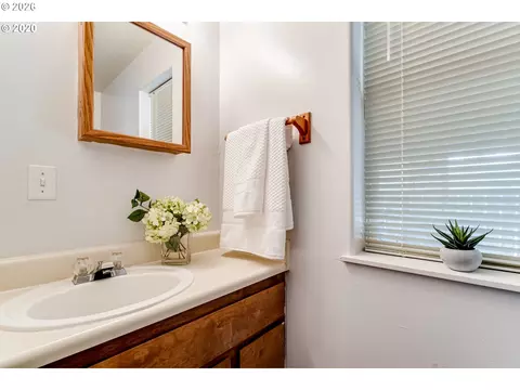 Bath - 686 Bethel Dr, Eugene, OR 97402 photo 1 of 3