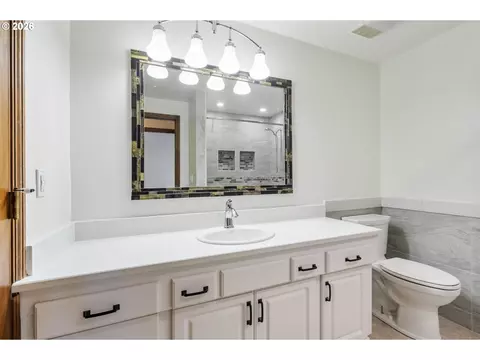 Bath - 1105 SW 10th Dr, Gresham, OR 97080 photo 4 of 5