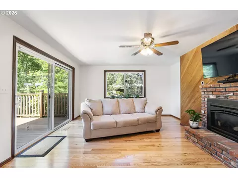 Living - 1105 SW 10th Dr, Gresham, OR 97080 photo 4 of 5