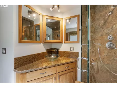 Bath - 1105 SW 10th Dr, Gresham, OR 97080 photo 3 of 5
