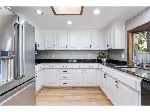 Kitchen - 1105 SW 10th Dr, Gresham, OR 97080 photo 3 of 6
