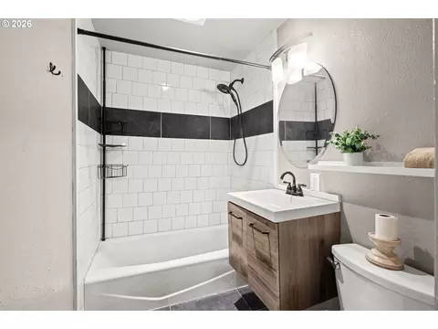 Bath - 715 SW 27th St, Pendleton, OR 97801 photo 1 of 1