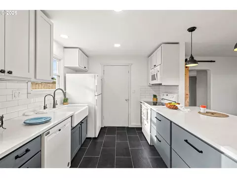 Kitchen - 715 SW 27th St, Pendleton, OR 97801 photo 4 of 5