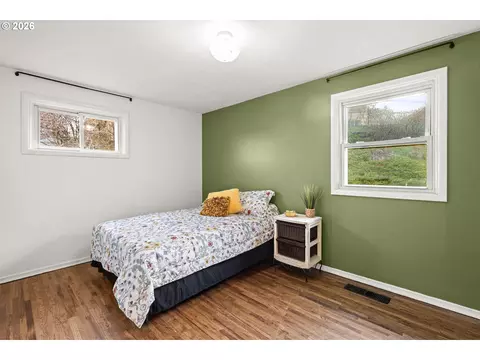 Bedroom - 715 SW 27th St, Pendleton, OR 97801 photo 2 of 4