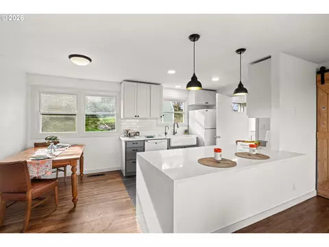 Kitchen - 715 SW 27th St, Pendleton, OR 97801 photo 2 of 5