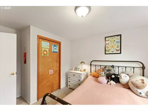 Bedroom - 1005 SW 4th St, Gresham, OR 97080 photo 2 of 7