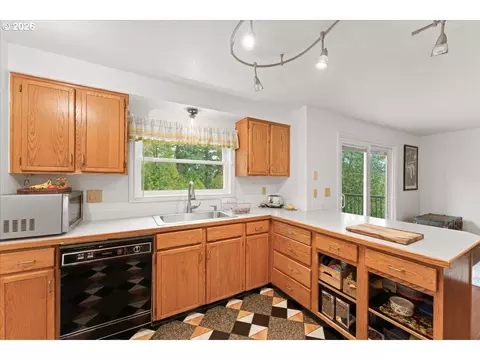 Kitchen - 1005 SW 4th St, Gresham, OR 97080 photo 2 of 3