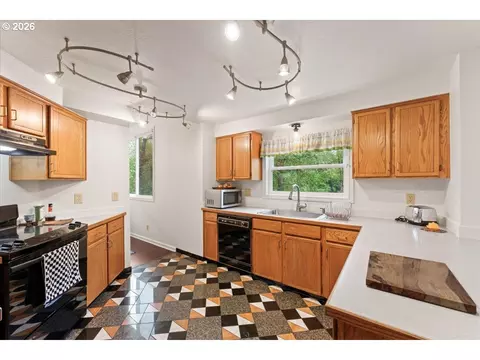 Kitchen - 1005 SW 4th St, Gresham, OR 97080 photo 3 of 3