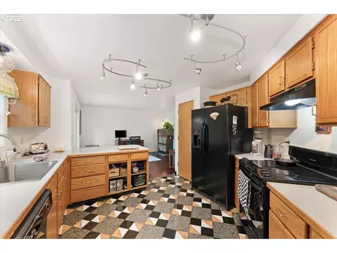 Kitchen - 1005 SW 4th St, Gresham, OR 97080 photo 1 of 3