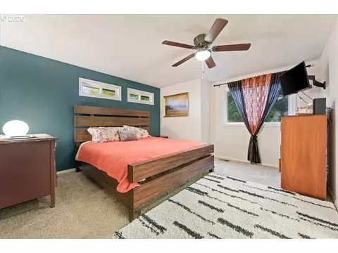 Bedroom - 1005 SW 4th St, Gresham, OR 97080 photo 5 of 7