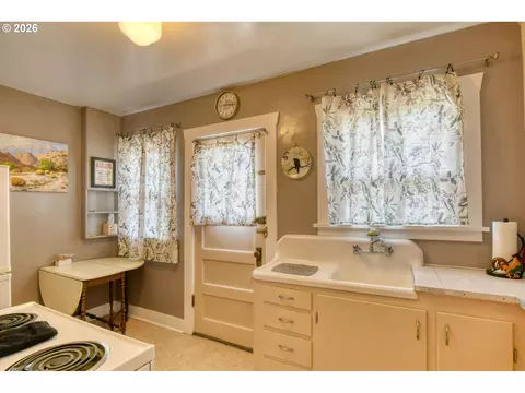 Kitchen - 335 SW Court Ave, Pendleton, OR 97801 photo 3 of 4
