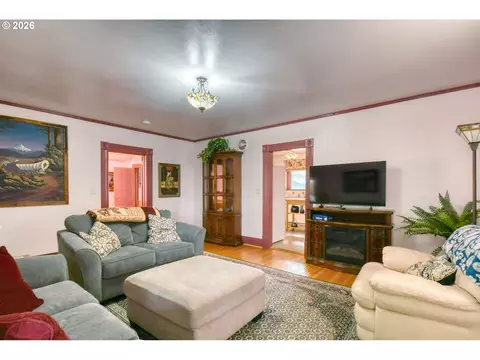 Living - 335 SW Court Ave, Pendleton, OR 97801 photo 1 of 5
