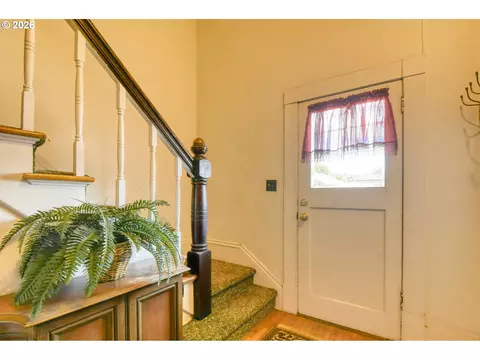 Entry Way - 335 SW Court Ave, Pendleton, OR 97801 photo 1 of 1