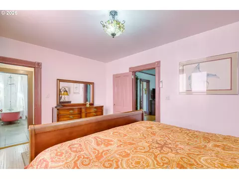 Bedroom - 335 SW Court Ave, Pendleton, OR 97801 photo 4 of 11