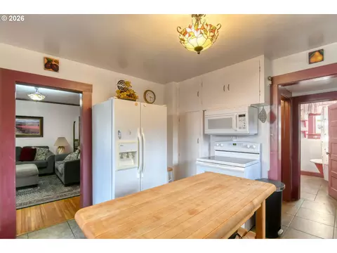 Kitchen - 335 SW Court Ave, Pendleton, OR 97801 photo 2 of 4