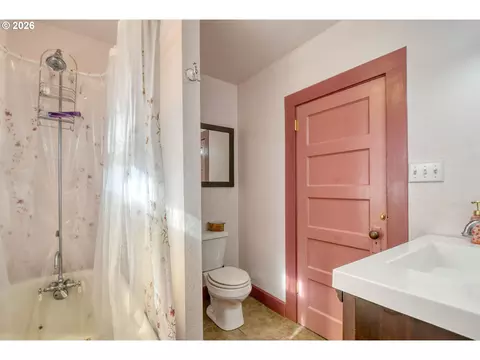 Bath - 335 SW Court Ave, Pendleton, OR 97801 photo 1 of 3