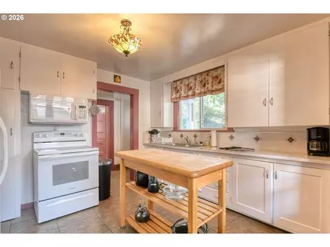 Kitchen - 335 SW Court Ave, Pendleton, OR 97801 photo 1 of 4