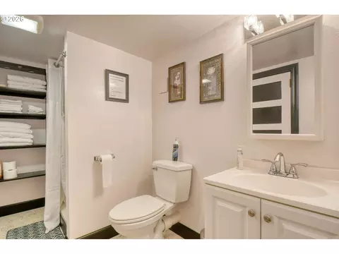 Bath - 335 SW Court Ave, Pendleton, OR 97801 photo 2 of 3