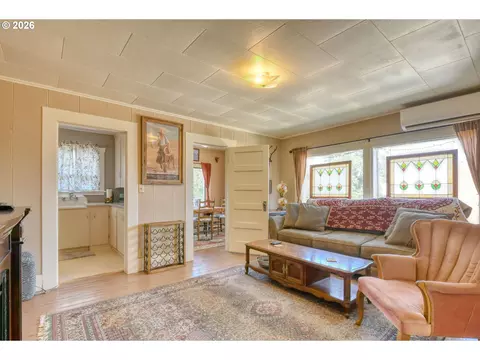 Living - 335 SW Court Ave, Pendleton, OR 97801 photo 3 of 5