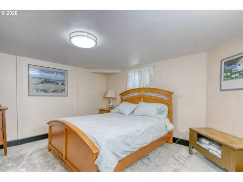 Bedroom - 335 SW Court Ave, Pendleton, OR 97801 photo 7 of 11