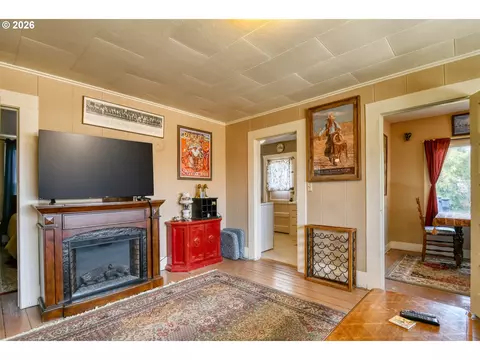 Living - 335 SW Court Ave, Pendleton, OR 97801 photo 4 of 5
