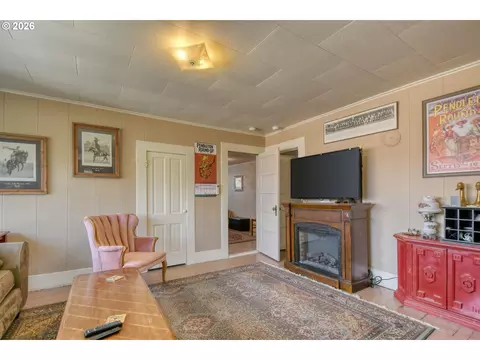 Living - 335 SW Court Ave, Pendleton, OR 97801 photo 5 of 5