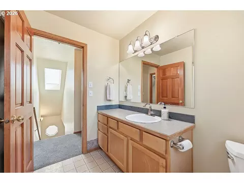 Bath - 196 S 72nd St, Springfield, OR 97478 photo 2 of 3