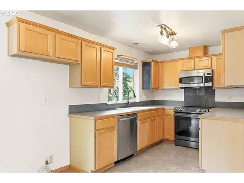 Kitchen - 196 S 72nd St, Springfield, OR 97478 photo 2 of 4