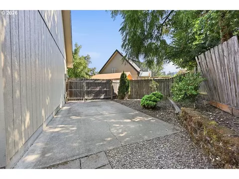 Exterior - 196 S 72nd St, Springfield, OR 97478 photo 11 of 14