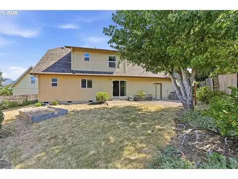 Exterior - 196 S 72nd St, Springfield, OR 97478 photo 5 of 14