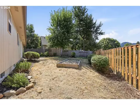 Exterior - 196 S 72nd St, Springfield, OR 97478 photo 7 of 14