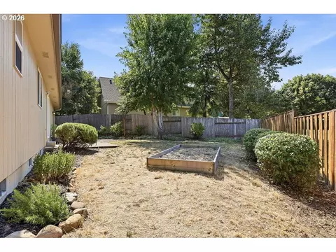 Exterior - 196 S 72nd St, Springfield, OR 97478 photo 9 of 14