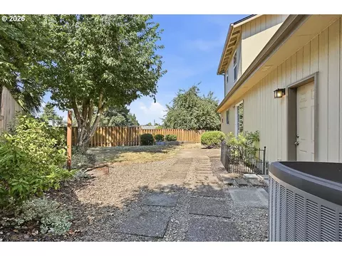 Exterior - 196 S 72nd St, Springfield, OR 97478 photo 12 of 14