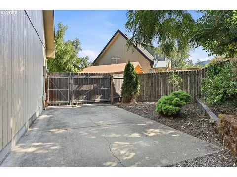 Exterior - 196 S 72nd St, Springfield, OR 97478 photo 3 of 14
