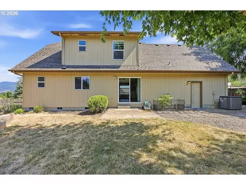Exterior - 196 S 72nd St, Springfield, OR 97478 photo 10 of 14
