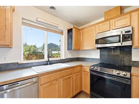 Kitchen - 196 S 72nd St, Springfield, OR 97478 photo 3 of 4