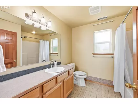 Bath - 196 S 72nd St, Springfield, OR 97478 photo 3 of 3