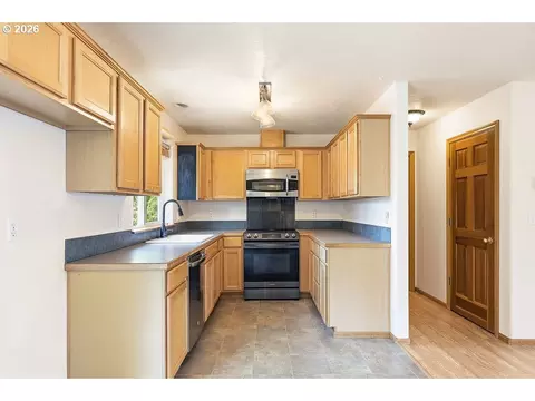 Kitchen - 196 S 72nd St, Springfield, OR 97478 photo 4 of 4