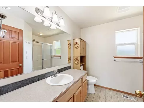 Bath - 196 S 72nd St, Springfield, OR 97478 photo 1 of 3