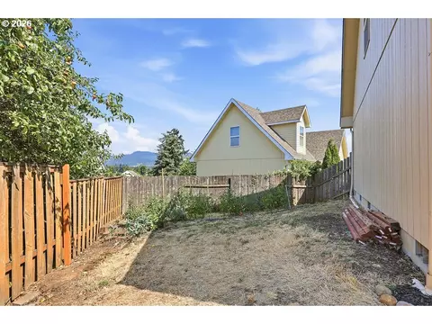 Exterior - 196 S 72nd St, Springfield, OR 97478 photo 8 of 14