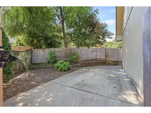 Exterior - 196 S 72nd St, Springfield, OR 97478 photo 13 of 14