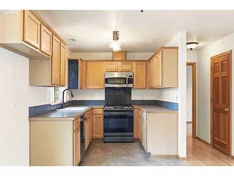 Kitchen - 196 S 72nd St, Springfield, OR 97478 photo 1 of 4
