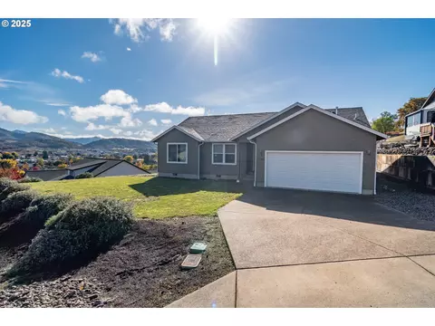 246 Palmdale Ave, Roseburg, OR 97471