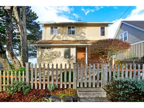 3007 NW Port Dr, Lincoln City, OR 97367