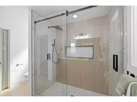 Bath - 2453 37th St, Springfield, OR 97477 photo 2 of 4