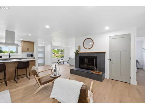 Living - 2453 37th St, Springfield, OR 97477 photo 3 of 4
