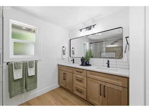 Bath - 2453 37th St, Springfield, OR 97477 photo 1 of 4