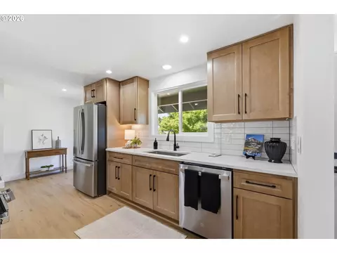 Kitchen - 2453 37th St, Springfield, OR 97477 photo 3 of 6